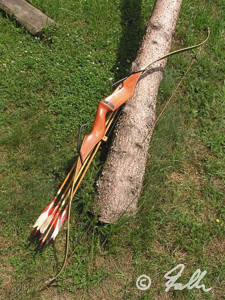 now 50yrs. old Bear 'Dogleg' Kodiak form 1963, with 4-Arrow 'Leather-Top' Quiver    © Falk 2008