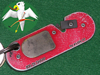 Seit Jahre hängt der '2x-Sharp' an meinem Schlüsselbund. Man täusche sich nicht, das Ding hat einmal 50DM gekostet! Sonst kaum genutzt, leistete er mir schon in manchem Restaurant gute Dienste, wenn die Steak- oder Pizza-Messer mal wieder 'zum drauf Reiten' stumpf waren. Ich habe immer großen Spaß mir vorzustellen, wie der Küchenbüttel sich später in die Finger schneidet, wo plötzlich EIN scharfes Messer in seinem Besteckkasten liegt :-) Auf der Jagd unterwegs mit Delta 'Sniper' Bhds hat er auch schon in meiner Hemdtasche gesteckt ...    © Falk 2006