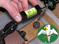 Um den eingestellten Schleifwinkel zu schleifen, muß die Führungsstange parallel, also waagerecht über den Stein laufen. Eine Sichtkontrolle kann ausreichen, besser ist allerdings die Wasserwaage.    © Falk 2006