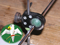 Für die Höhenverstellung läßt sich die Gestängeführung als ganzes auf und ab bewegen. Die Kunststoffkugel sollte man gegen eine solche aus Bronze ersetzen.    © Falk 2006