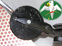 Der besondere Trick beim 'Warthog' ist die Einstellscheibe. Nachdem die Klinge fest eingespannt ist wird der gewünschte Winkel mittels einer Rändelschraube gesetzt. Um die zweite Seite zu schleifen wird einfach das Werkstück samt Gestänge um 180 dreht und der Winkel hier erneut eingestellt. Von ganz flachen Winkeln bis hin zu 90, etwa für Scheren, läßt sich alles realisieren.    © Falk 2006