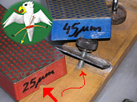 Die Stellung der Fixierschraube am 'Warthog' macht es nötig, daß man eine Rille in den Kunstoff-Sockel der DMT Steine feilt, damit sie passen. Es ist zweckmäßig das gleich auf beiden Seiten zu tun, denn dann lassen sich die Steine beim Gebrauch drehen, um einseitiger Abnutzung vorzubeugen.    © Falk 2006