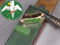 Läppen am Beispiel des 'Warthog'. Feinste Chrom-grüne Polierpaste (Puma) wird auf das Wildleder aufgetragen und der Bhd oder das Messer etc. mit sanftem Druck über das Leder gezogen, bis jeglicher Grat vollends wegpoliert ist. Mit dem Ergebnis kann man sich mühelos rasieren. Wem das nicht gelingt, der hat entweder falsch gearbeitet oder muß noch ein paar Wachstumshormone schlucken!    © Falk 2006