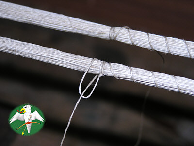 After laying all strands around the jig one leaves a good measure before cutting it of the spool. By this the complete loop is widely served, to keep everything together when the becomming string needs to be removed from the jig to apply the loop serving.   © Falk 2007