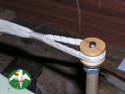 To finish of the thread, it is now laid over both parts of the string and by pulling them together, the loop is formed and closed simultaniously.   © Falk 2007