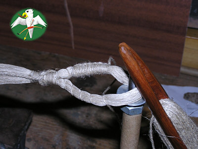 The knotted serving starts at the innermost part of the loop. The posts of the jig are set closer together now, taking away the tension and to allow needed mobility for working.   © Falk 2007