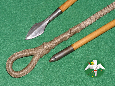 Loop in detail, with 11/32" shafts for comparison. Within the loops the knots are located in a single plane, whereas they run down the string in a spiral manner.   © Falk 2007